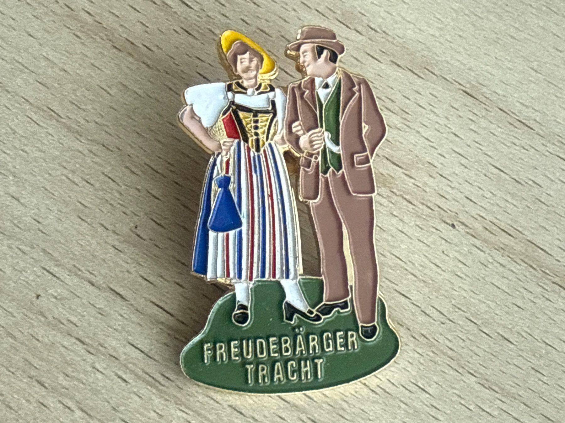 Placchette & Badge: Pin Freudebärger Tracht – Usato da Glattbrugg venduto da Schweigmatt