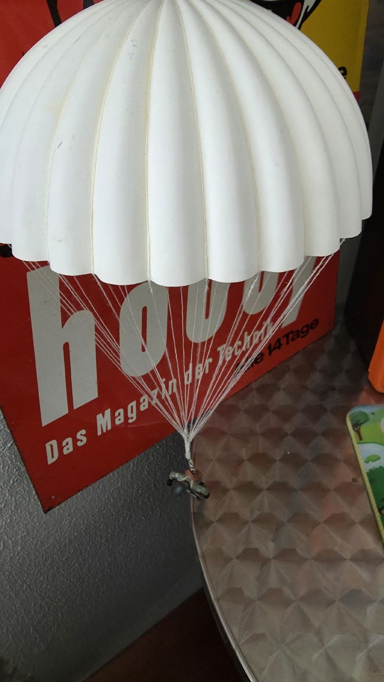Elastolin Spielzeuge: Elastolin Hausser, Deutscher Fallschirmspringer 2.WK . – Gebraucht aus Ettingen von 1964erNachtzugfahrer 2