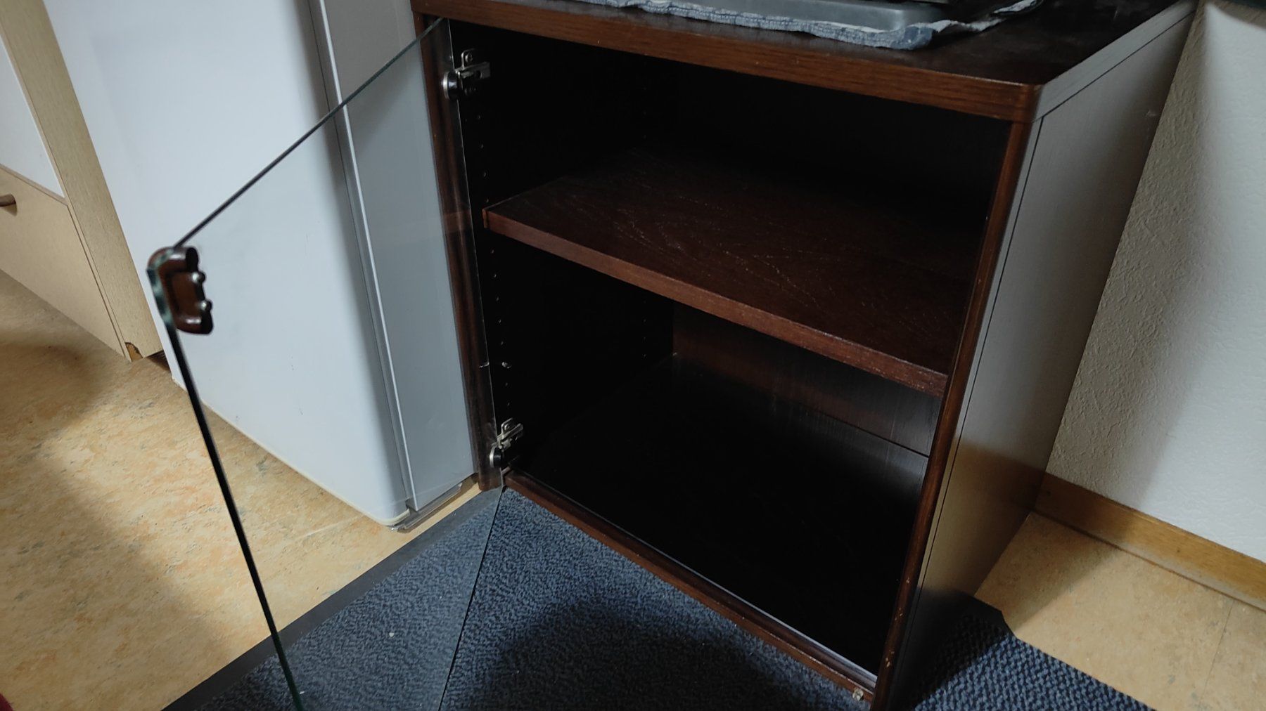 Vetrine: Gut erhaltene Vitrine mit Beleuchtung – Usato da Enggistein venduto da spy_l869 2