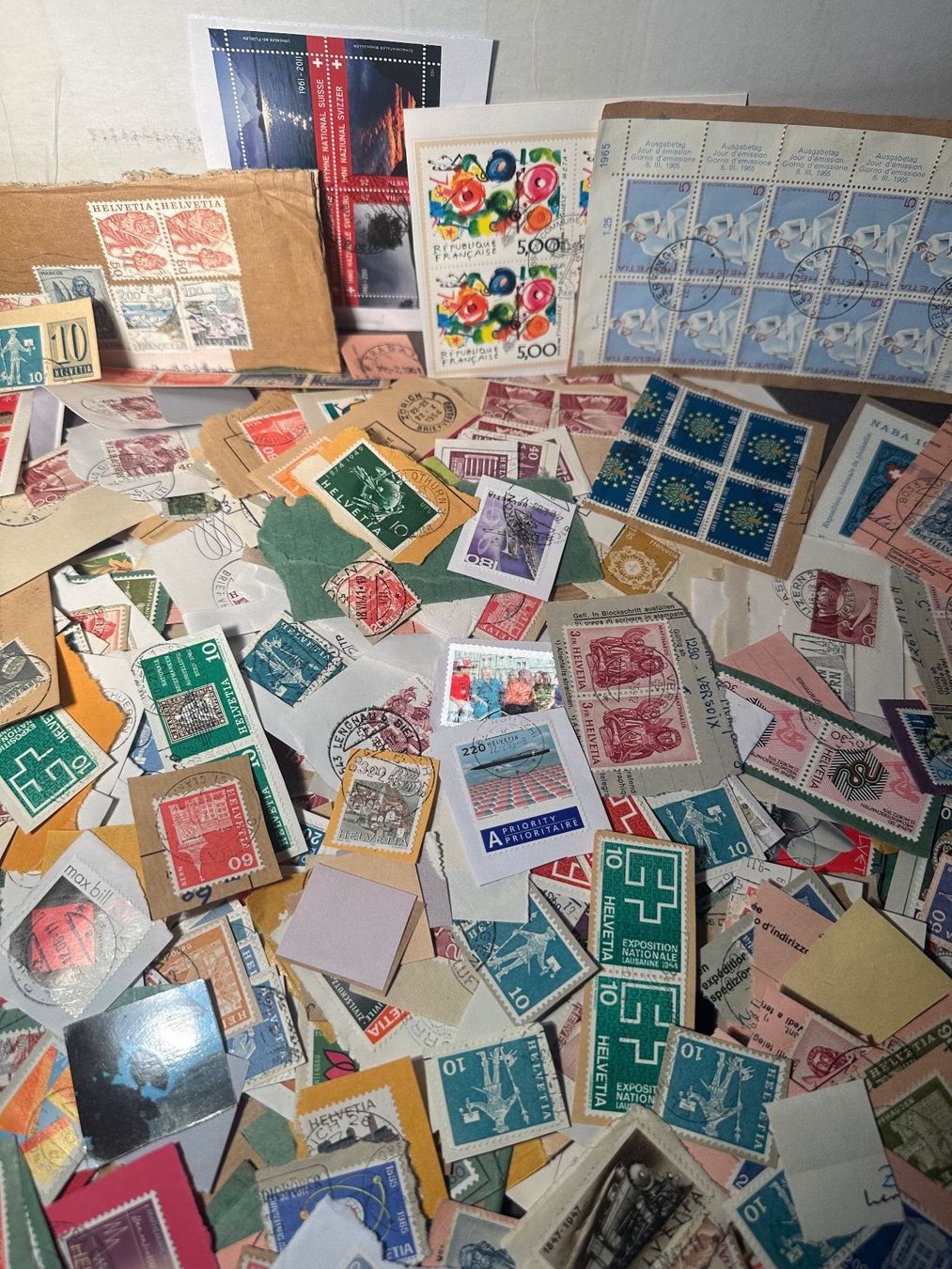 Tutti i francobolli: XXL Karton Briefmarken zum Ablösen – Usato da Stettfurt venduto da 2442 6