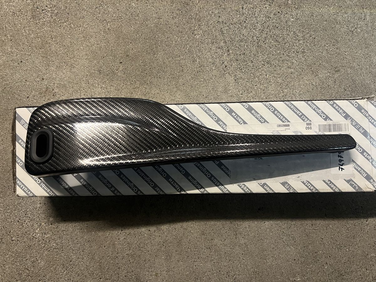 Alfa Romeo Tutti pezzi di ricambio auto: Alfa Romeo Giulia Quadrifoglio Carbon – Nuovo e nell'imballaggio originale da Uster venduto da D_8610