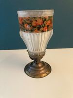 Vintage Lampe mit Blumenmuster für gemütliches Zuhause.
