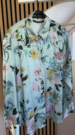 ZARA glänzende Bluse, Blumenprint, Grösse S
