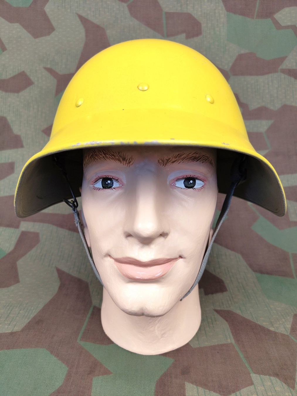 Schweizer Armee Uniformi: Helm Ord. 1946, Zivilschutz, Variante 2 – Usato da Bauma venduto da SwissMilitaria 1