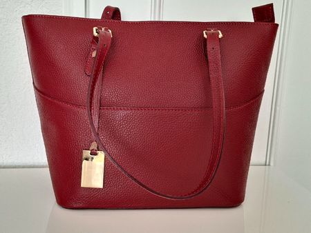 Sac cabas rouge foncé aspect cuir grainé – détails dorés