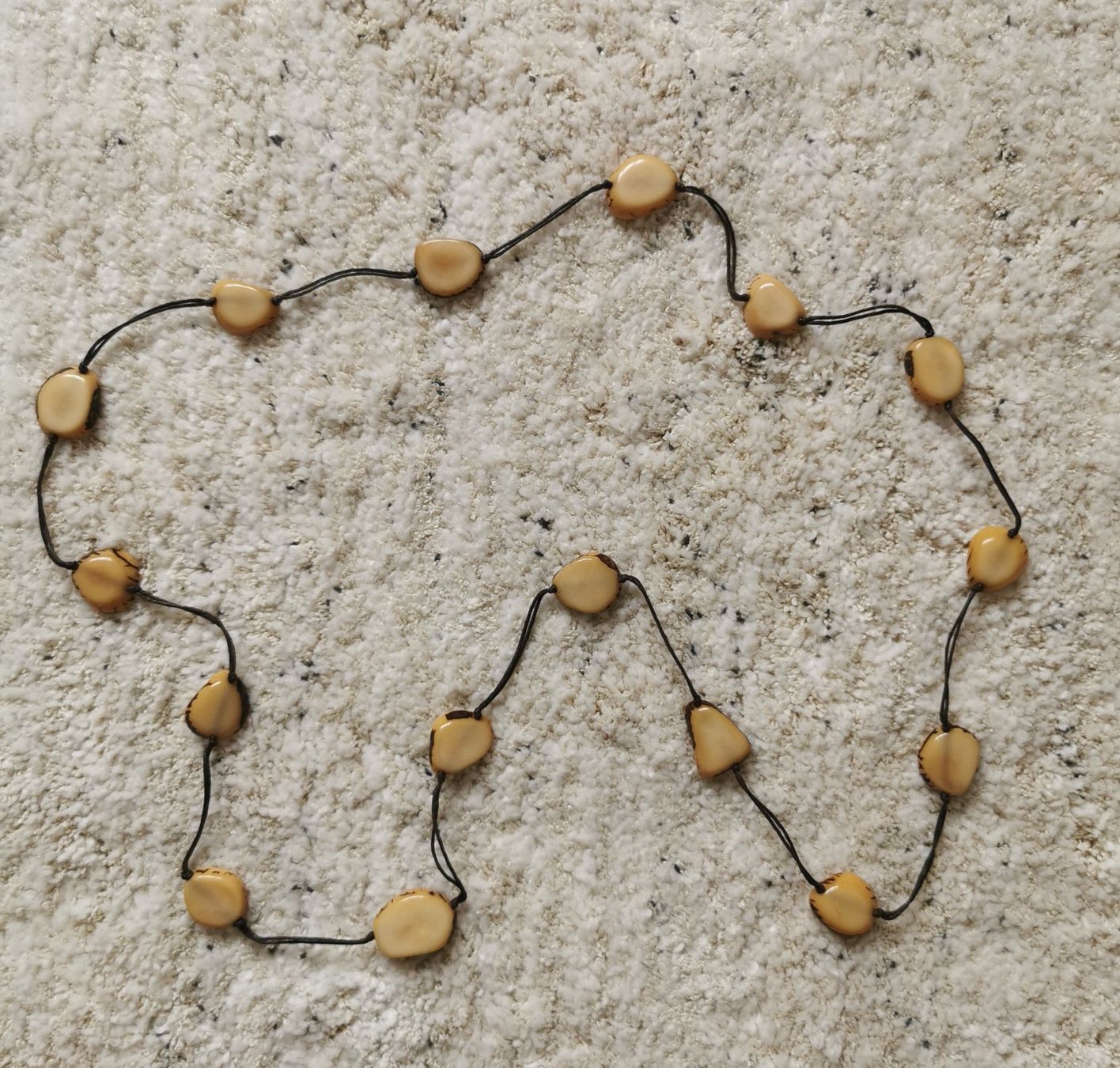 Catenine: Halskette mit Tagua-Nuss-Elementen – Usato da Birsfelden venduto da dsc_f8gx