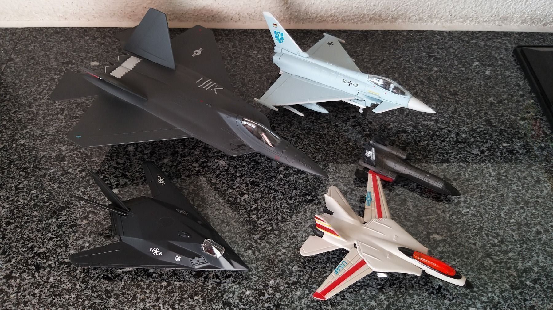 Kit di modellismo & Modellini statici: 11 Flugzeugmodelle diverse Massstäbe – Nuovo (secondo la descrizione) da Rotkreuz venduto da JustForSale 5
