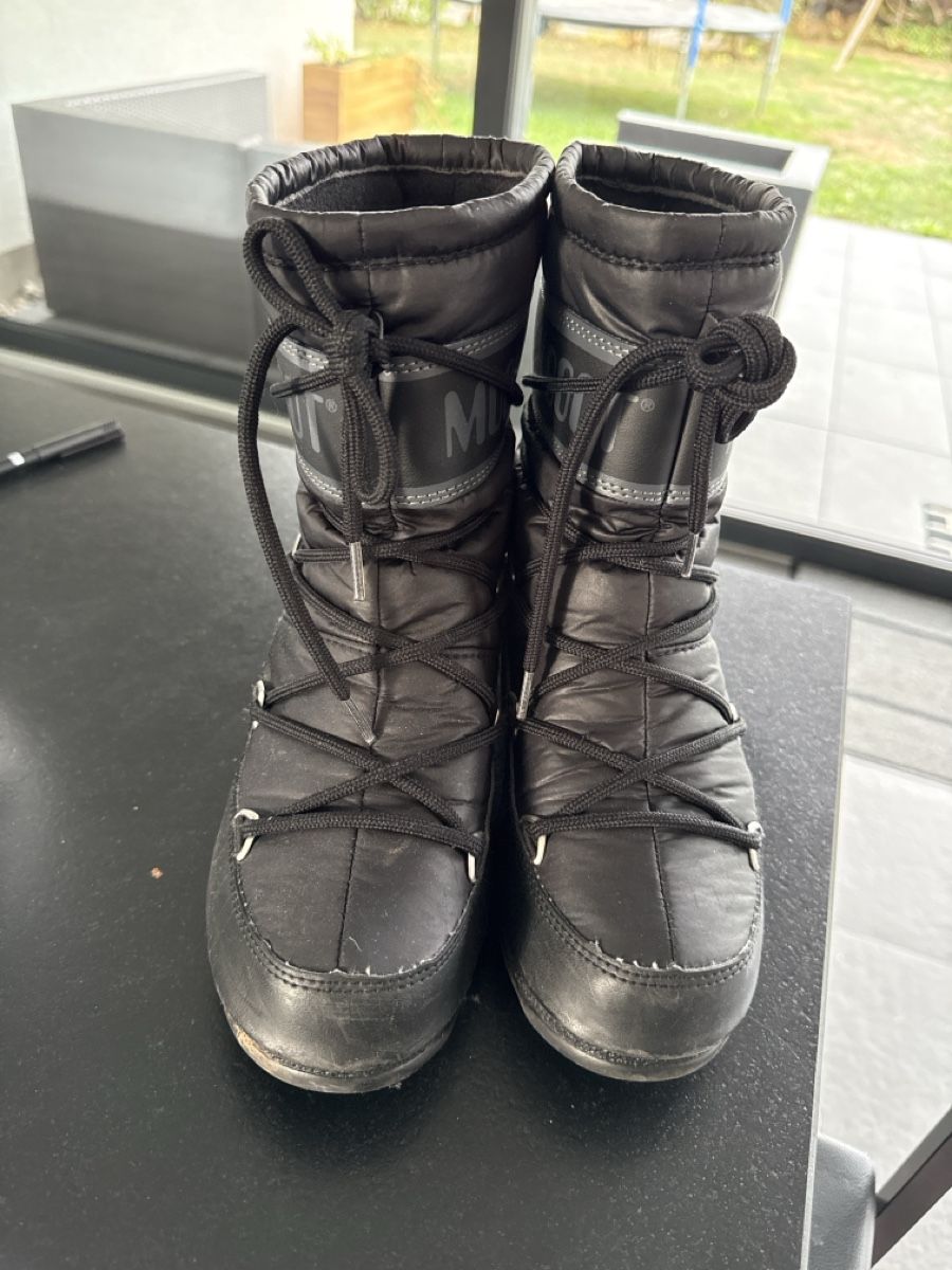 Moon Boot Chaussures filles: Bottes Moon Boot noir taille 35 état correct – D'occasion à Courtételle par cyrus347