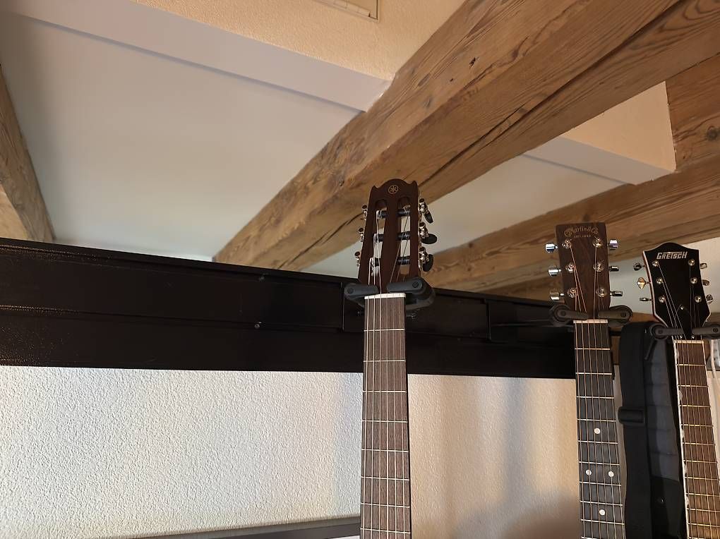Strumenti musicali: Guitars rail wall system + 3 guitar hanger  – Usato da Kappel am Albis venduto da simbiosi