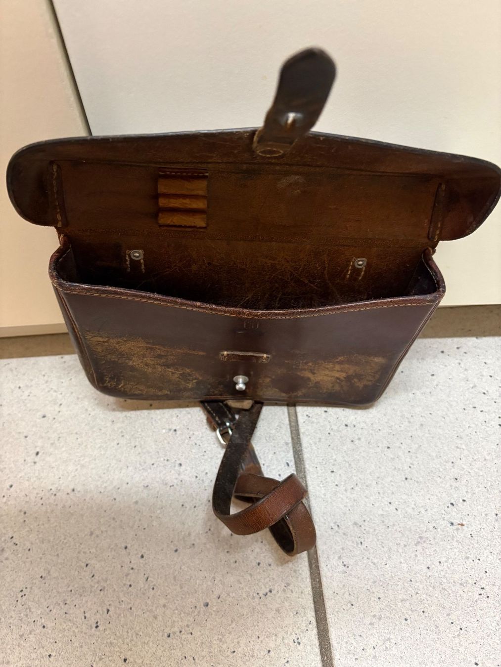 Schweizer Armee Taschen: Robuste Militärtasche aus Leder – Gebraucht aus Arlesheim von Spielmax 2