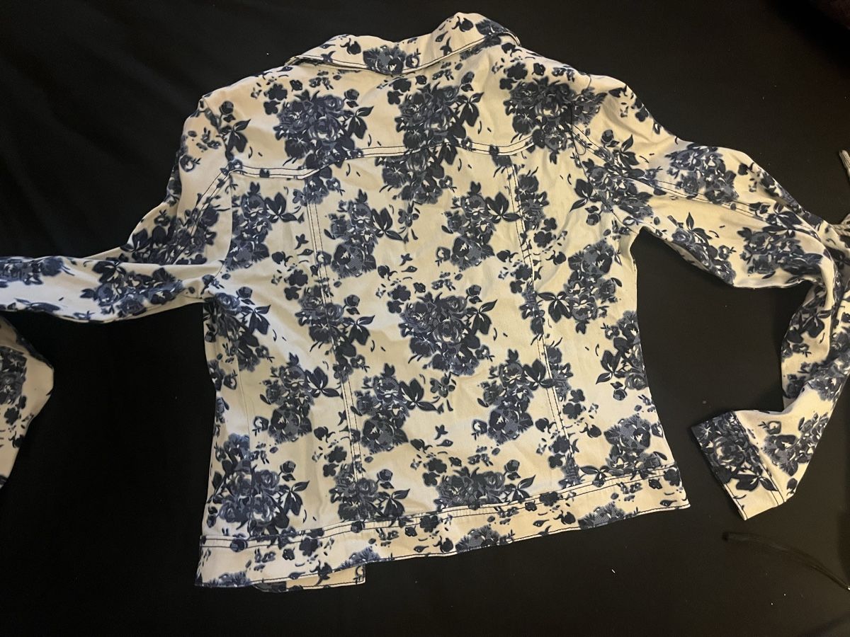 Jacken: Damen Jacke blau/weiss Blumenmuster  – Neu (gemäss Beschreibung) aus Olten von sae_82z2 8