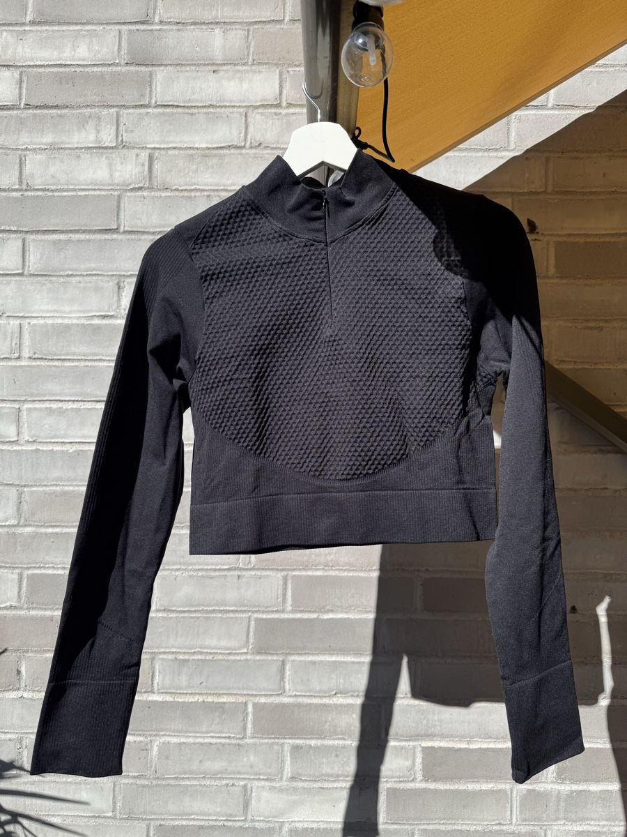 Pullover & Sweatshirts: Sportoberteil schwarz – Gebraucht aus Münchenbuchsee von na_sch3053