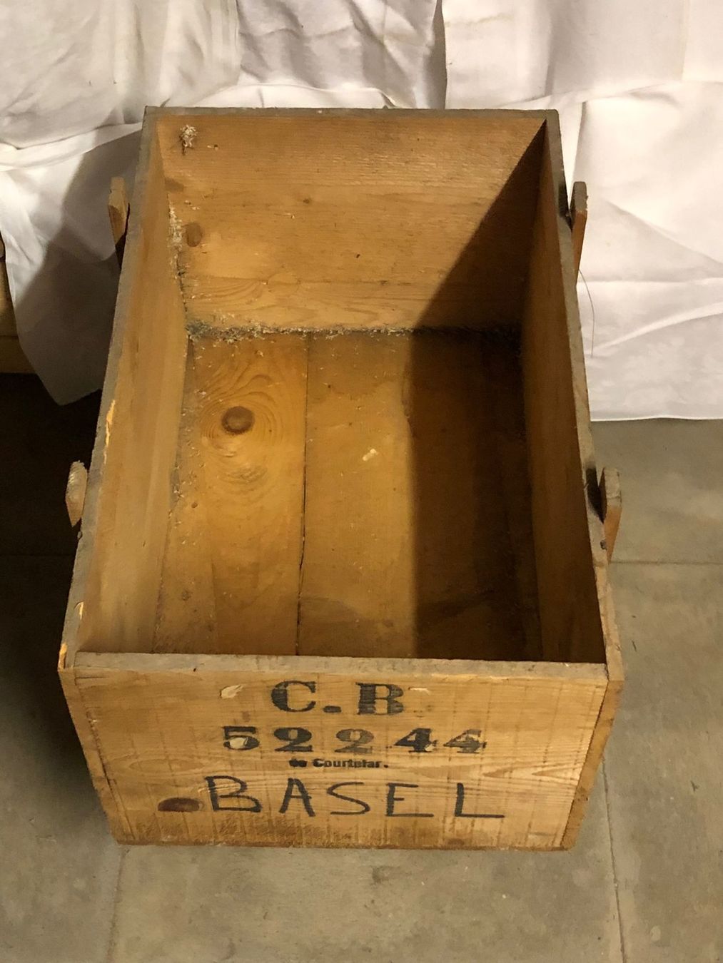 Casse di trasporto: Antike Holzkiste ohne Deckel – Usato da Röschenz venduto da Tashroal