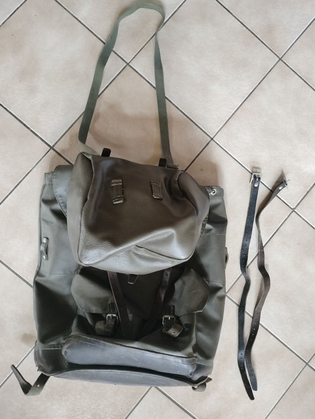 Schweizer Armee Zaini: Schweizer Armee Militär Rucksack mit Brotsack – Usato da Schwanden Sigrisw venduto da len_9yqg