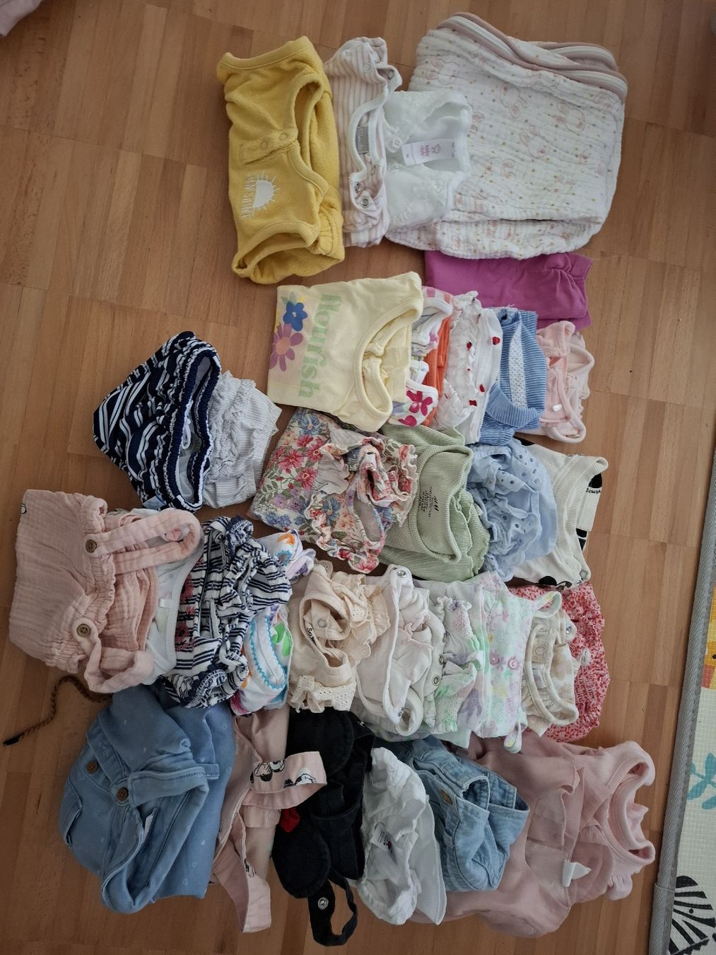 Ensembles coordonnés: Kleiderpacket Mädchen (74) – D'occasion à Winterthur par justs0m3guy