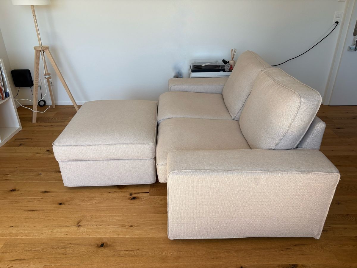 Sofas: Divano IKEA con pouf color crema, 2 posti – Neu (gemäss Beschreibung) aus St. Gallen von giu_c7f6 1