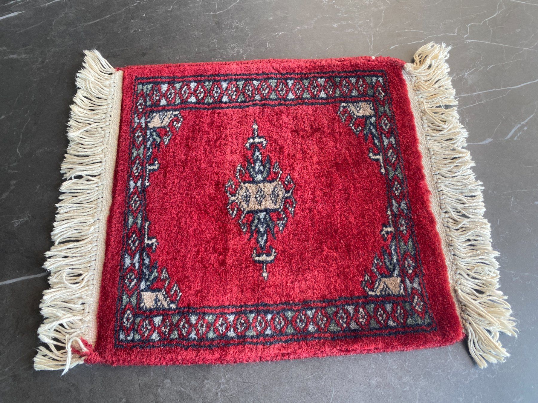 Tappeti: Roter Vintage Teppich mit Fransen – Usato da Gerolfingen venduto da Regenbogen88