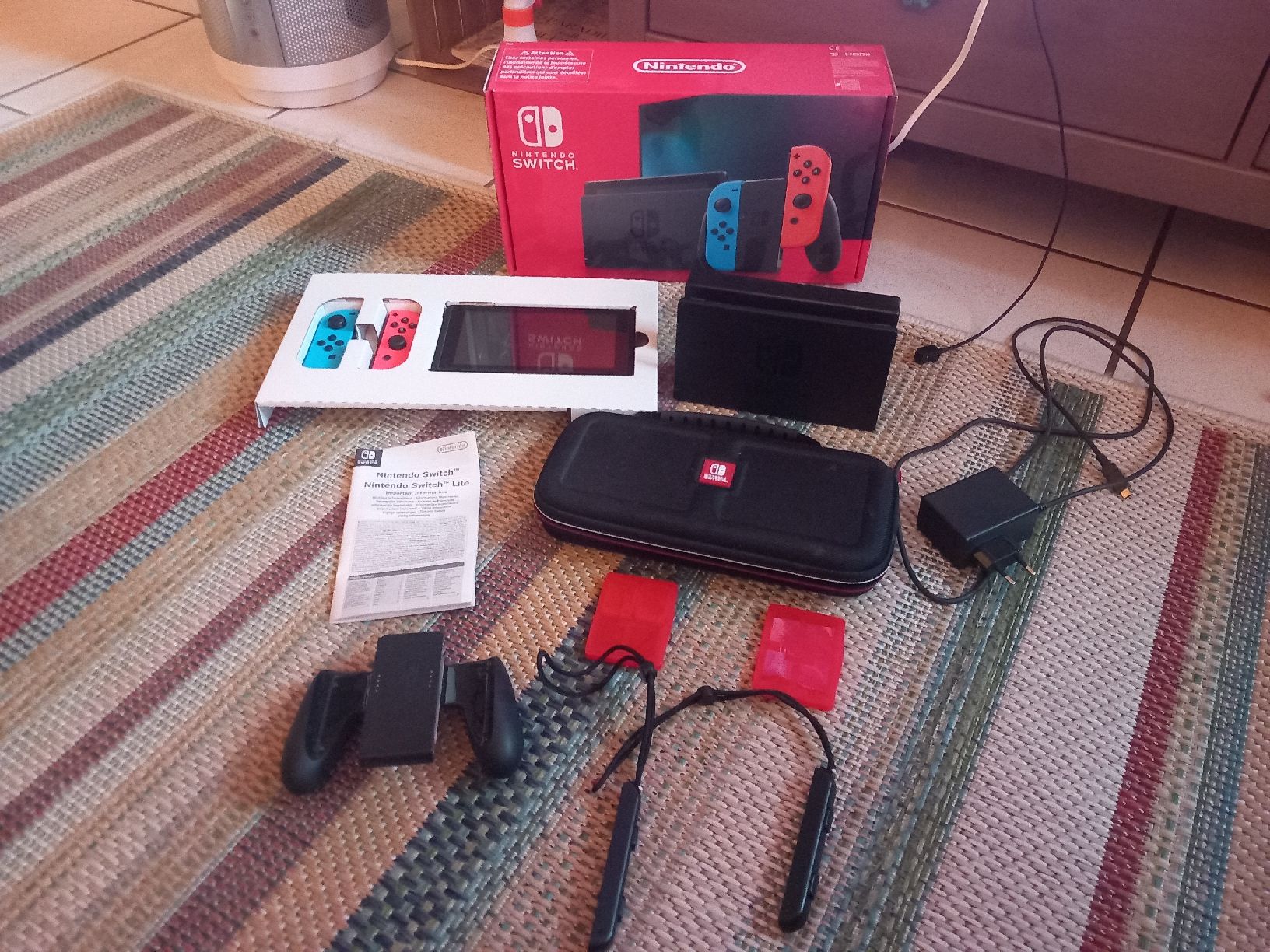 Nintendo Console: Nintendo Switch 1 mit Etui und Zubehör – Nuovo (secondo la descrizione) da Rafz venduto da DonRacletto