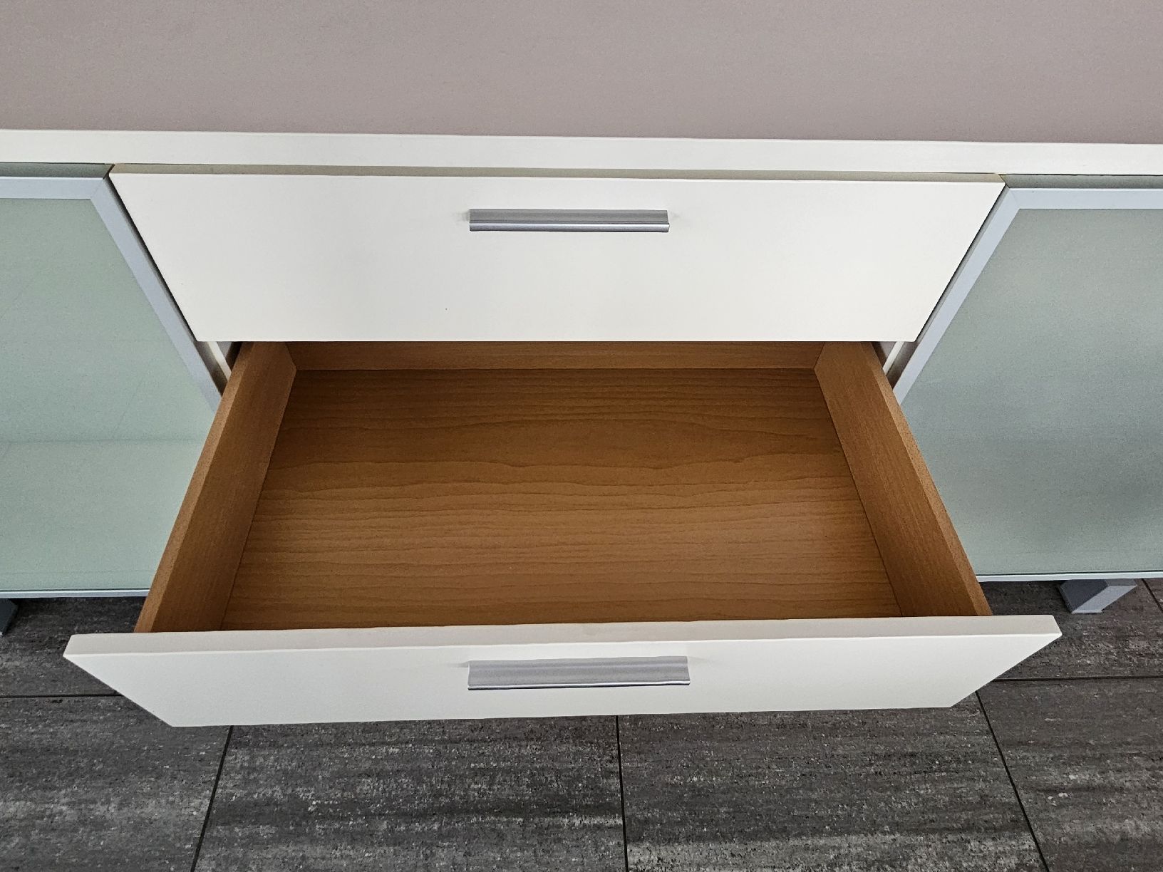 Cassettiere: Weisses Sideboard mit 2 Glastüren und 4 Schubladen – Usato da Rütihof venduto da krisma 2