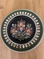 Antiker Zierteller, handbemalt mit Blumenmotiv, MW signiert