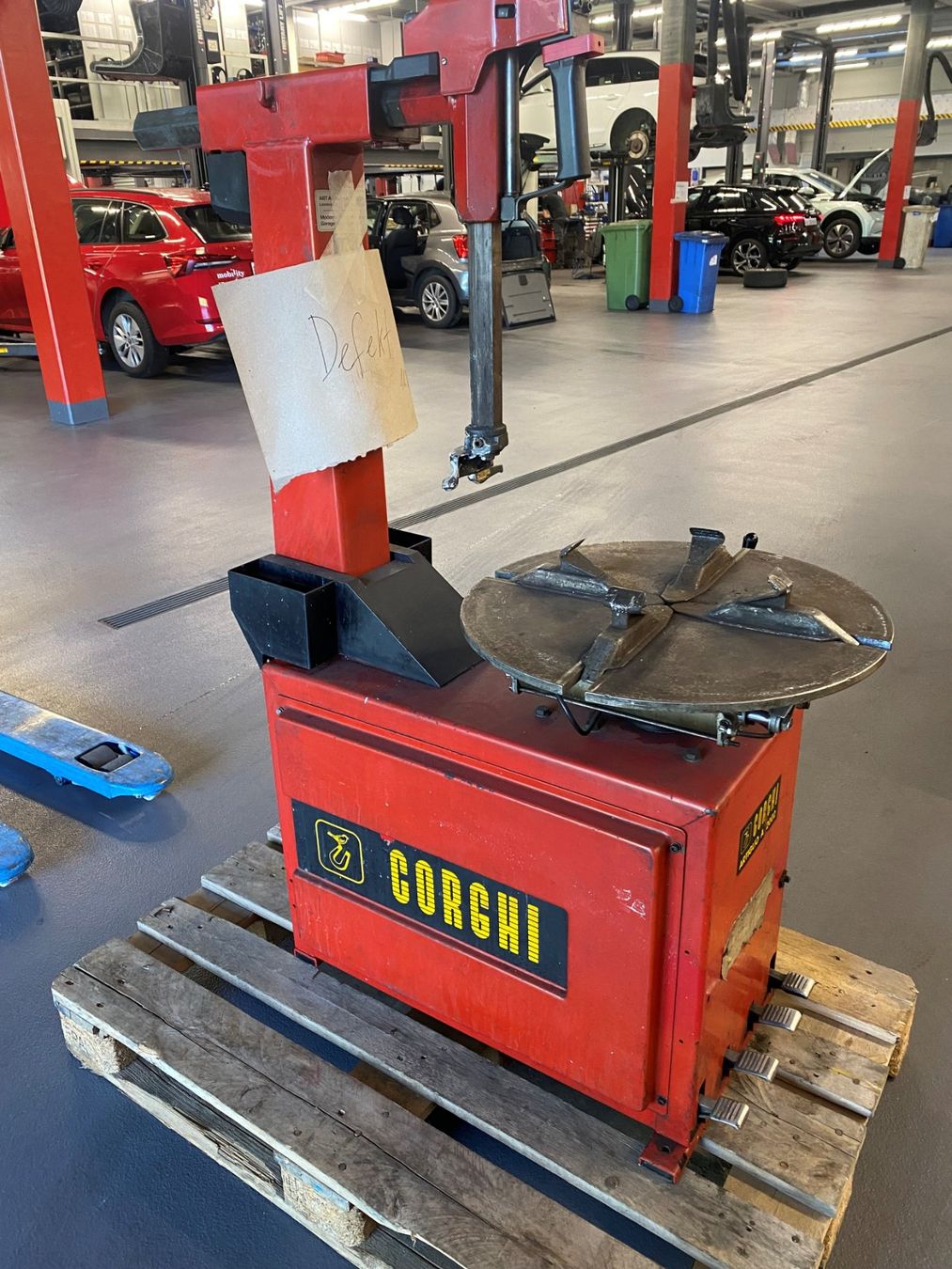 Toutes les machines: Reifenmontiermaschiene – Défectueux à Perlen par AMAG_Buchrain