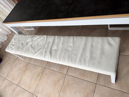 2 bancs blancs simili cuir avec pieds en métal laqué