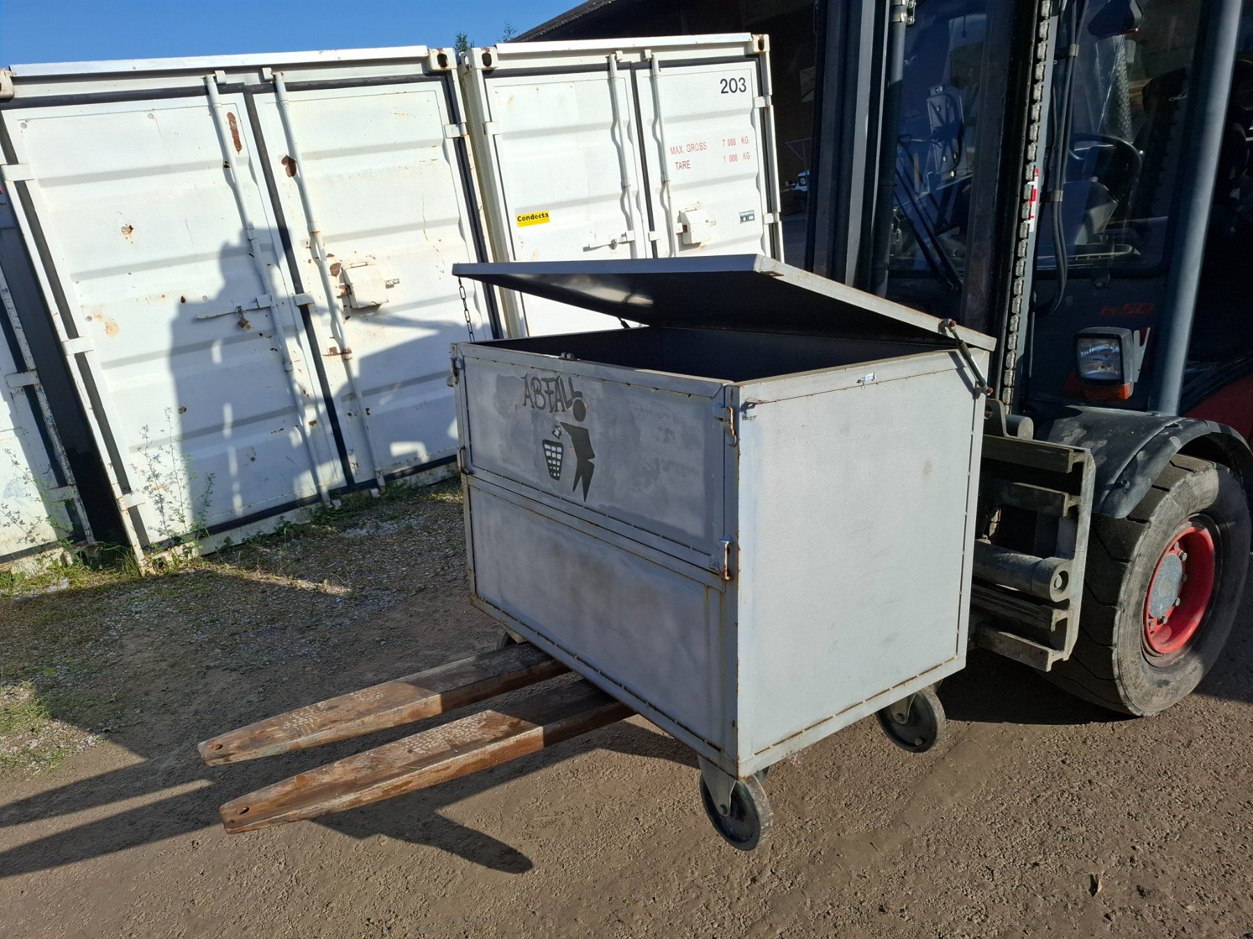 Baucontainer: Werkzeugkiste Container – Gebraucht aus tamins von MagazinGRZH