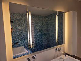 Eleganter Badezimmerspiegel, dreiteilig mit Beleuchtung
