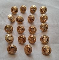 19 goldfarbene Metallknöpfe, 16 mm.