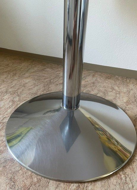 Interio Tavoli: Runder Tisch weiss mit Metallfuss – Usato da Bern venduto da Melasse33 2