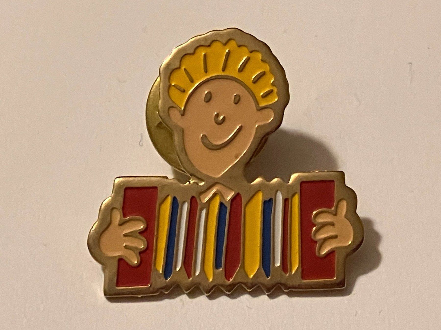 Placchette & Badge: 1 Pin Knabe mit Handorgel – Usato da Basel venduto da djwwpp