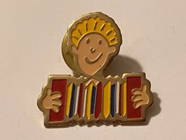 1 Pin Knabe mit Handorgel