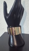 Bracciale pelle nero con fibbia dorata