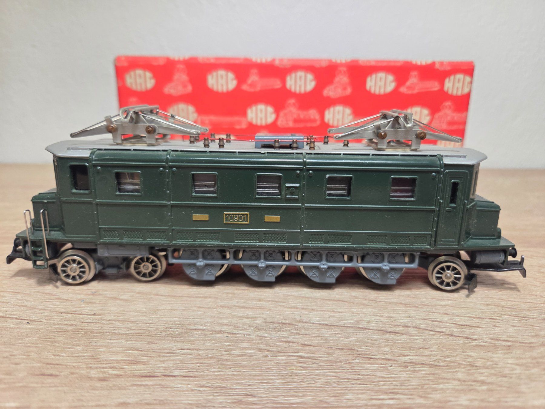 Hag Modellini di ferrovie: Hag 140 E-Lok Ae 4/7 SBB H0 – Usato da St-Aubin-Sauges venduto da Lo_Go