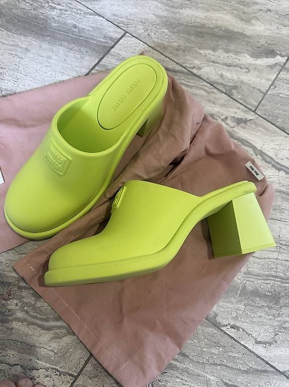 Scarpe da donna: Miu Miu Chartreuse Green Platform Mules 41 – Usato da Zürich venduto da Aes_1290 1