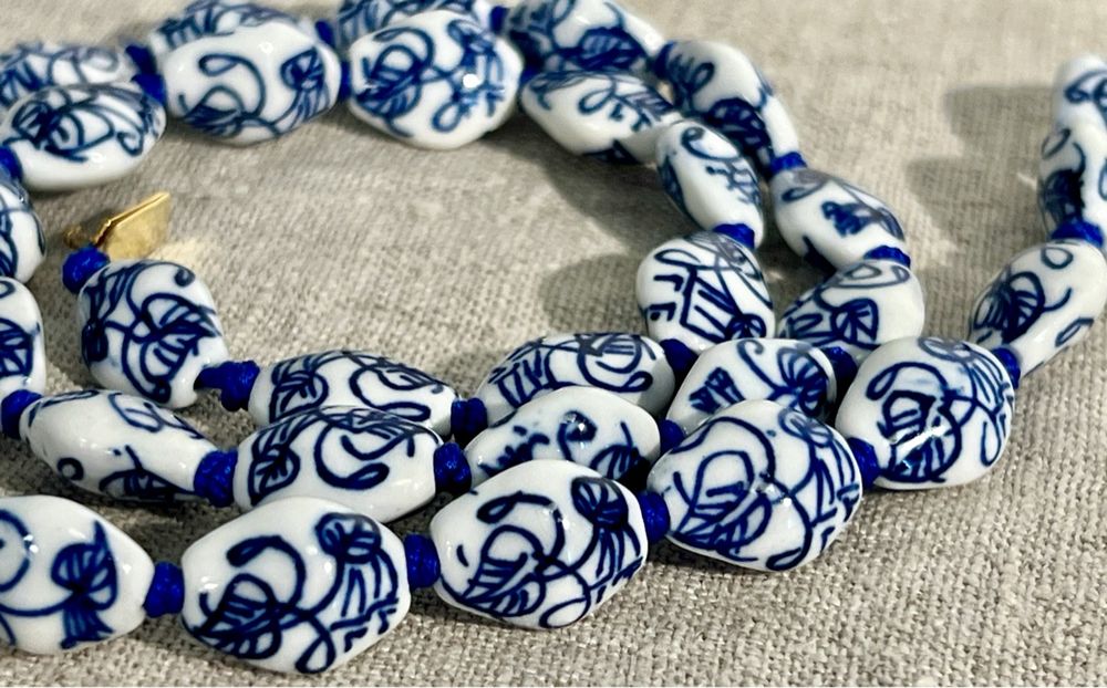 Collier Vintage Perles Porcelaine Bleu Opaline - Orné De Détails Or - Longueur 155 Cm