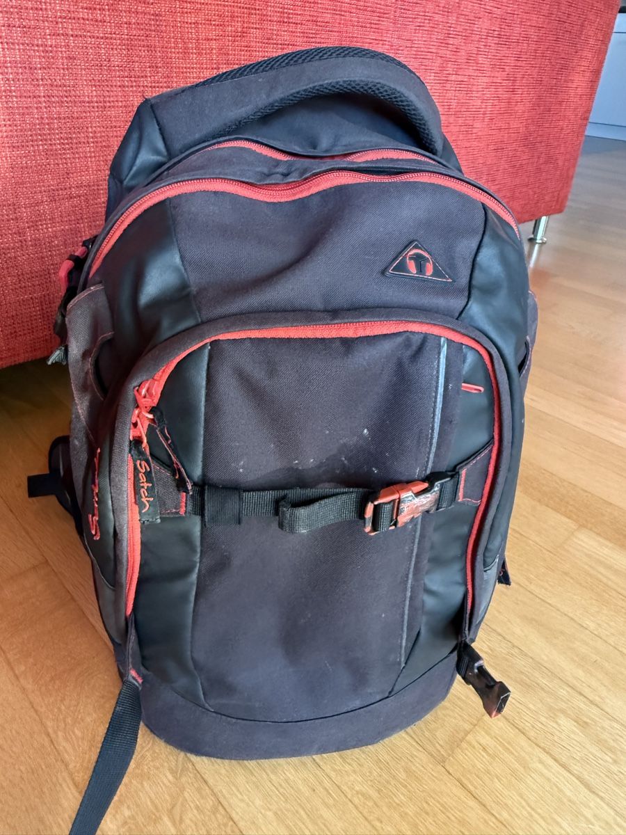 Satch Rucksäcke: Schulrucksack Satch schwarz-rot – Gebraucht aus Birsfelden von vulgopen