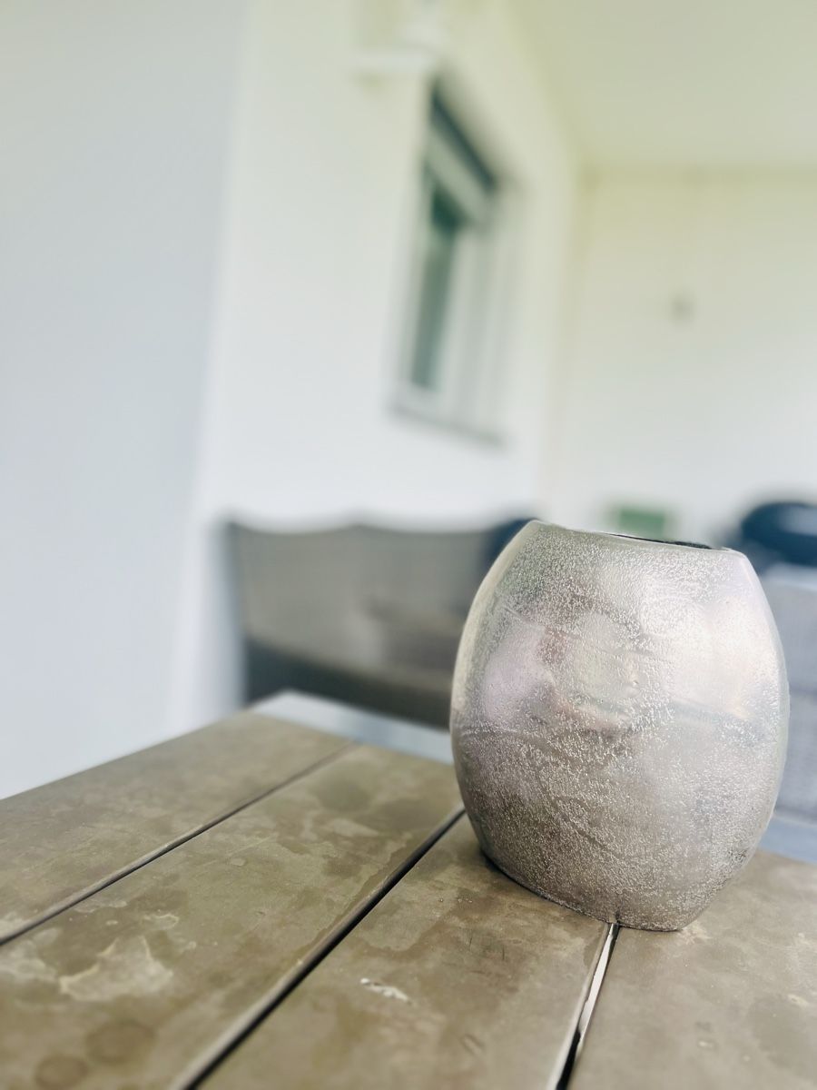 Vasen & Gefässe: Ovalform Vase, silbrige Oberfläche – Gebraucht aus Rüschlikon von lui_6tfp