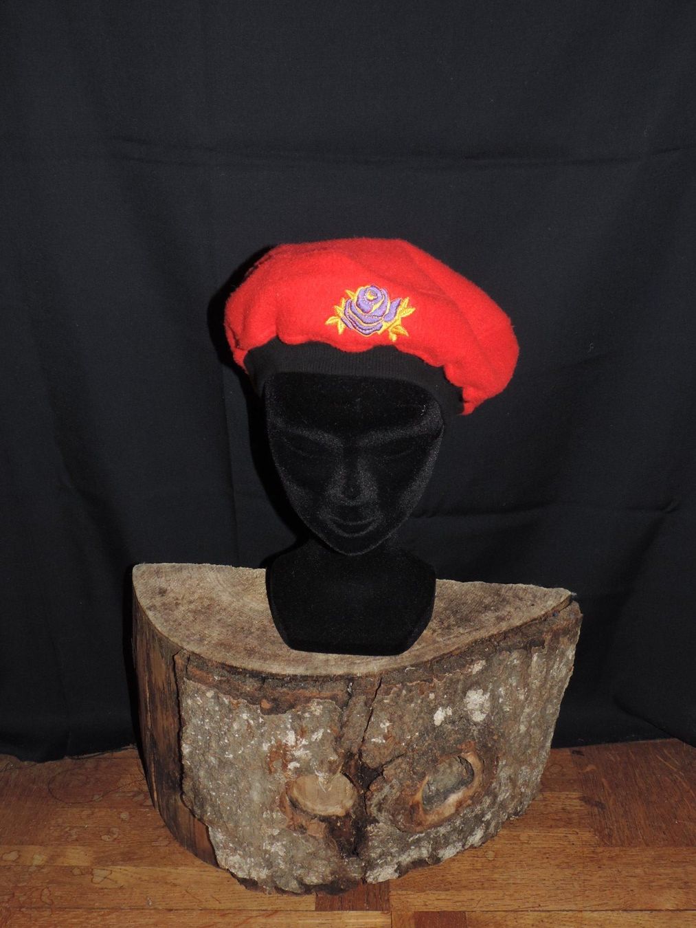 Copricapi, berretti & cappellini: béret rouge avec fleur – Usato da Genève venduto da Axelle333 4