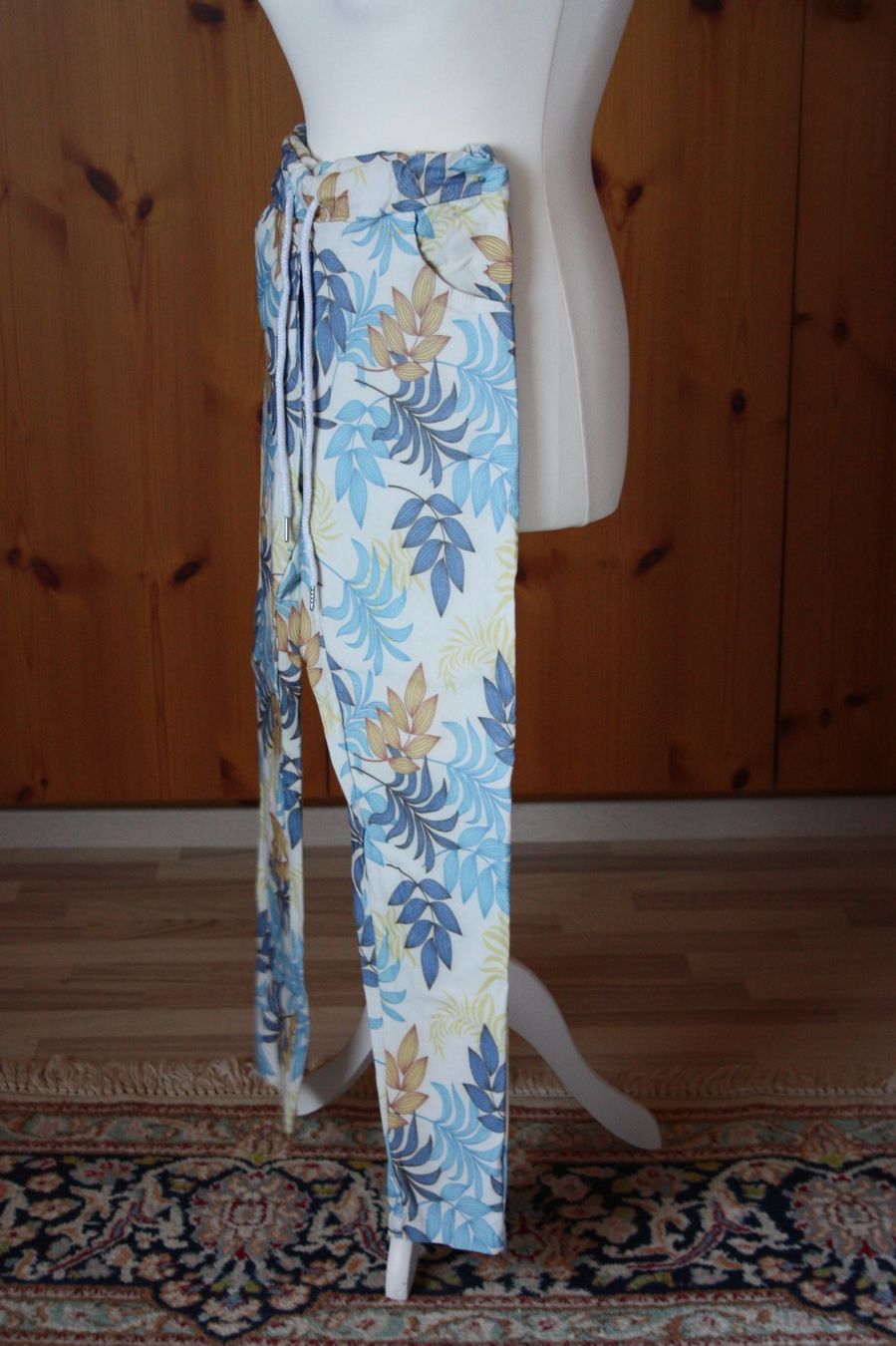 Hosen: Sommer Hose weiss - bunt Gr. L – Gebraucht aus Flüelen von Diversicum-Textil 1