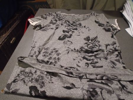 T-Shirt ca. Grösse S, grau/schwarzes Muster