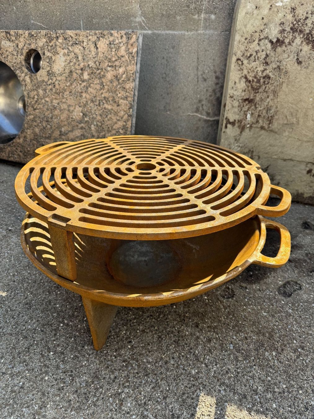 Grills: Feuerschale, Gusseisen Grill – Gebraucht aus Sachseln von BONATI01 3
