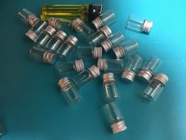23 mini fioles en verre avec fermeture en métal