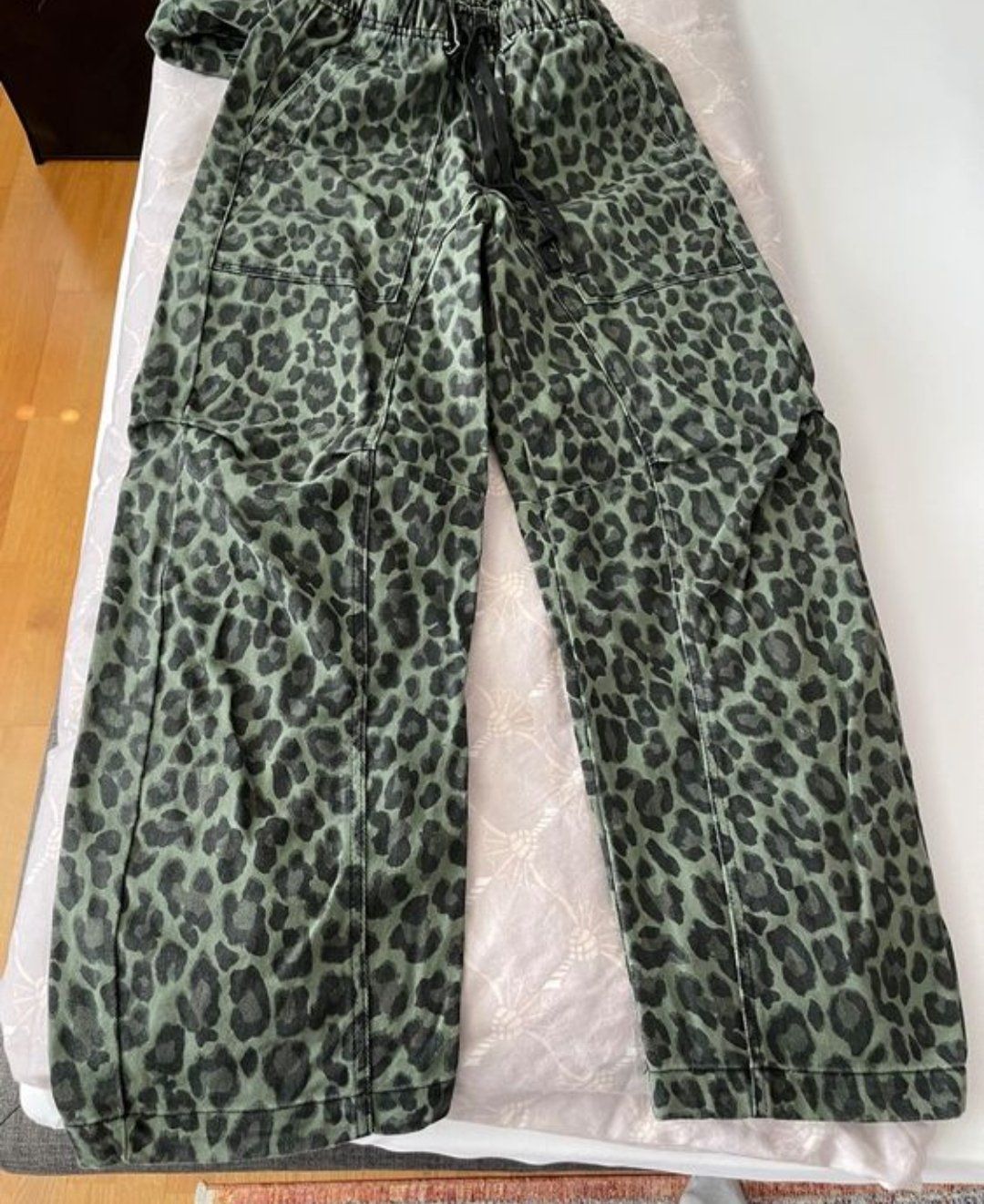 Pull&Bear Pantaloni: Cargohose Leopardenmuster Gr. 34 – Usato da Näfels venduto da CH.Kchlineknopf 5