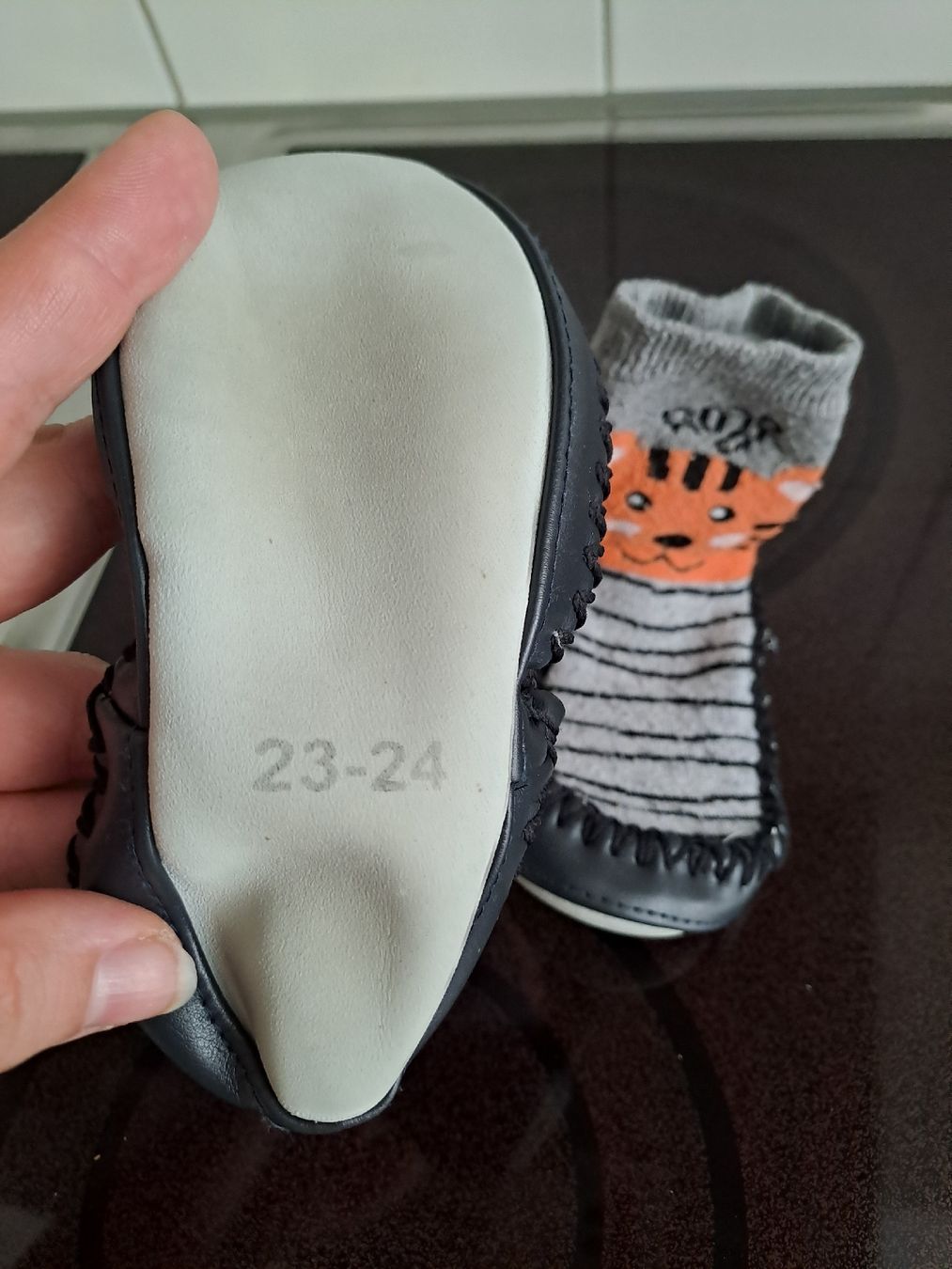 Schuhe für Jungen: Krabbelschuhe mit Socken Tiger Grösse 23-24  – Gebraucht aus Rickenbach LU von bishiida 1