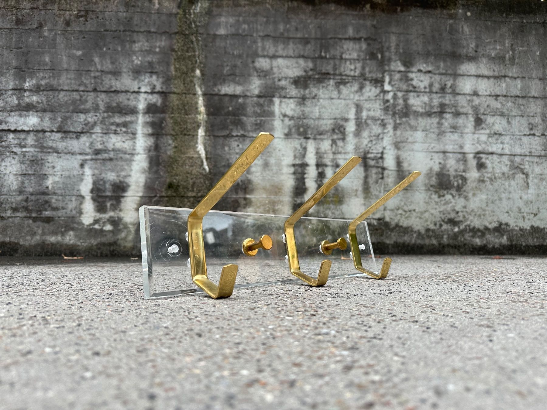 Guardaroba: Vintage Plexiglas / Messing Wandgarderobe – Usato da Zürich venduto da frauflufelberg 7