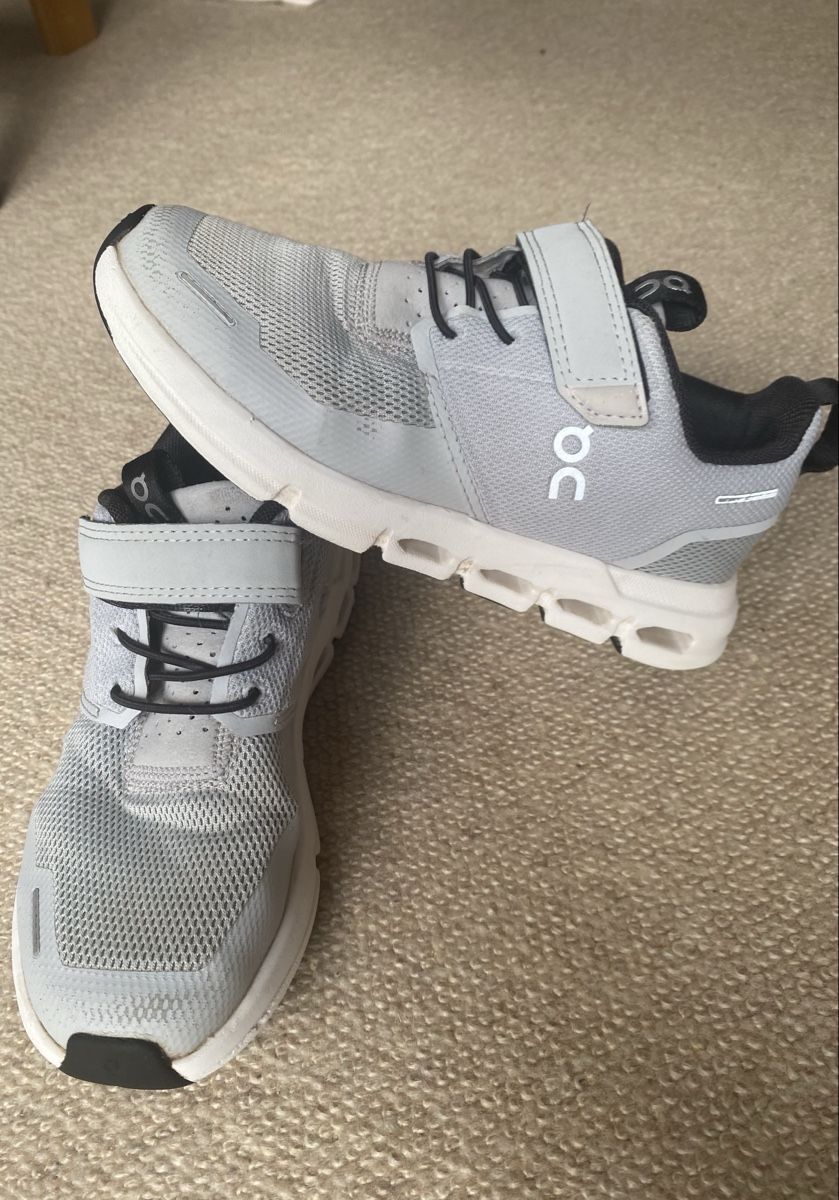 On Scarpe per ragazzi: On Cloud Play Glacier | White Grösse: 30 – Usato da Kloten venduto da dra_s7km