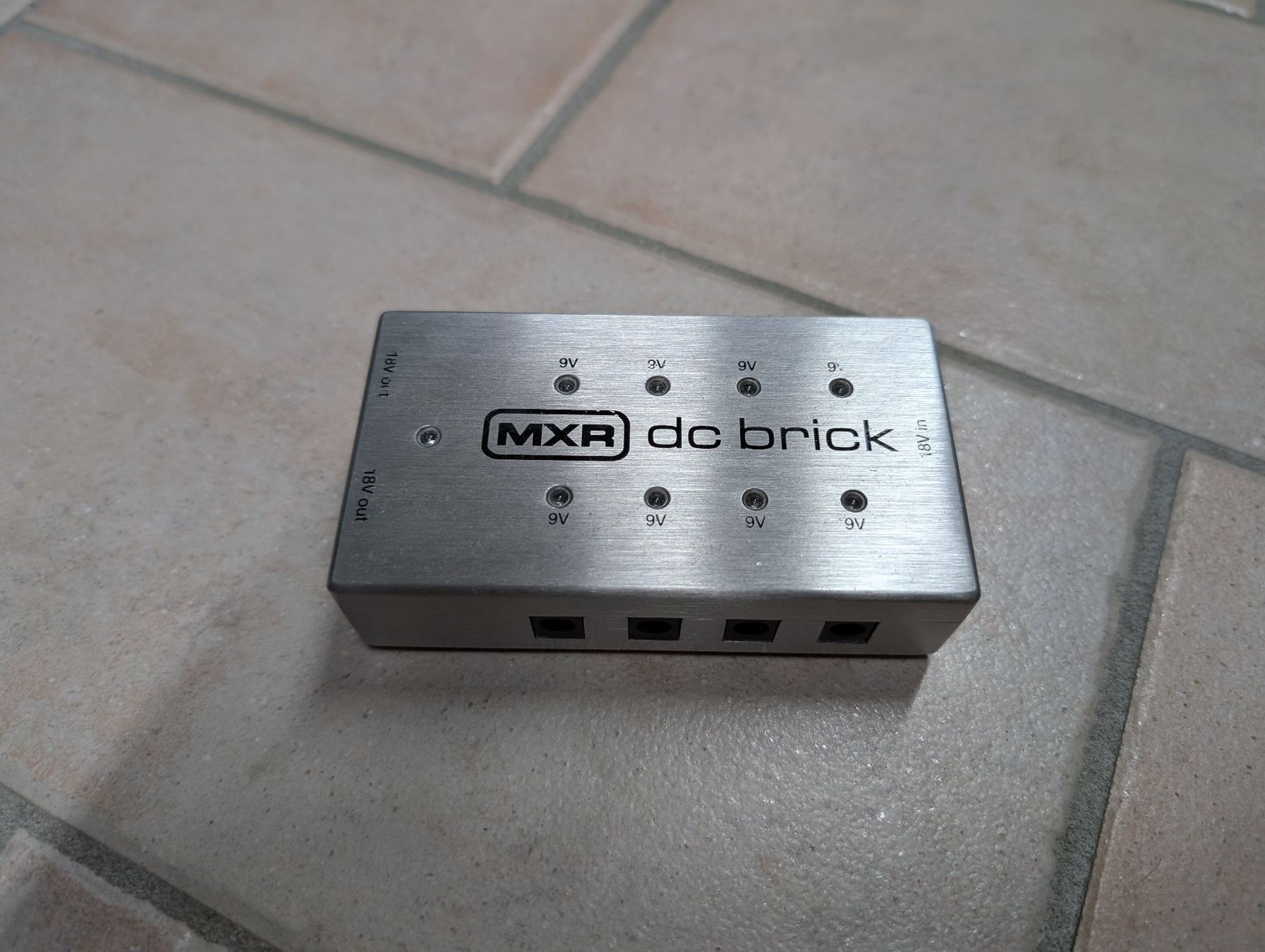Strumenti musicali: MXR dc brick - Pedalboard power supply – Usato da Confignon venduto da Bernerr