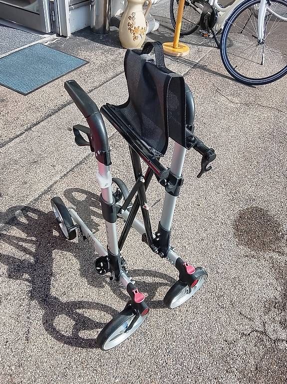 Ausili per la deambulazione: Rollator zusammenklappbar – Usato da Neuhausen am Rheinfall venduto da galleria13 1