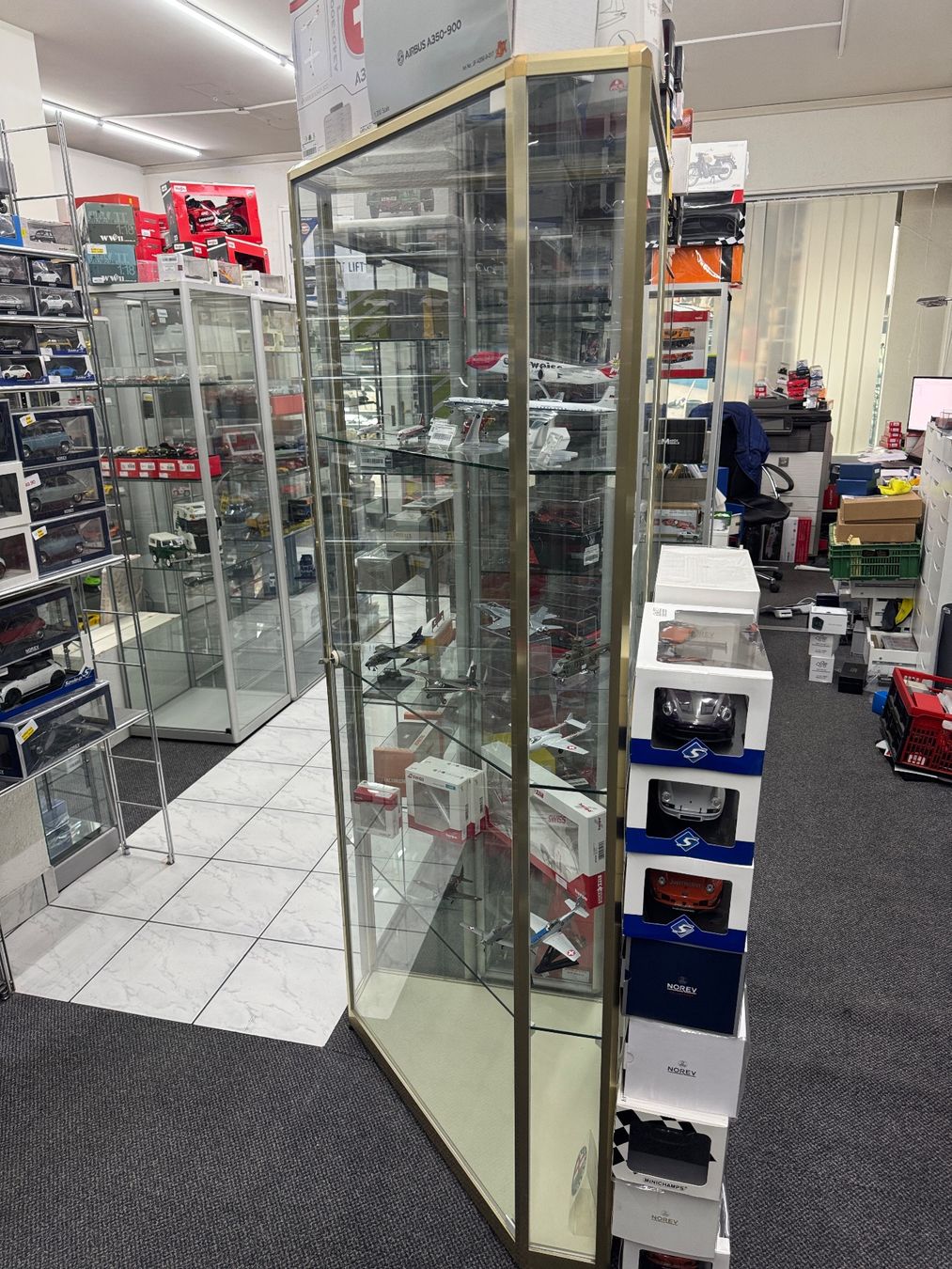 Vitrinen: Glas Eck Vitrine Massiv – Gebraucht aus Luzern von aa43modelcars-Luzern 2
